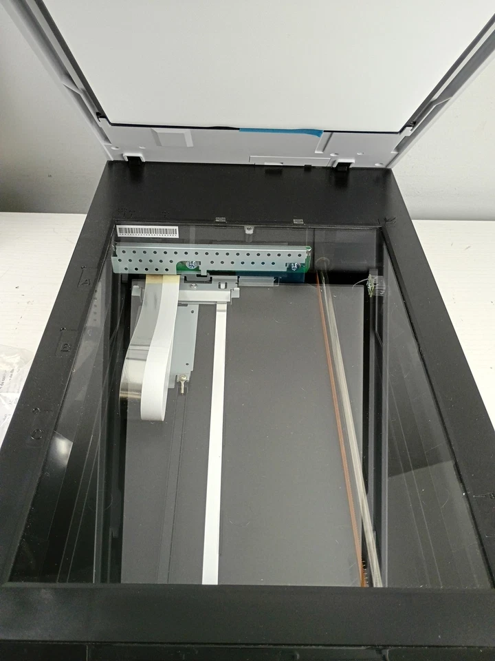 EPSON PERFECTION V600 PHOTO / DOCUMENT SCANNER W/ Manual And CD - Image 3 of 4