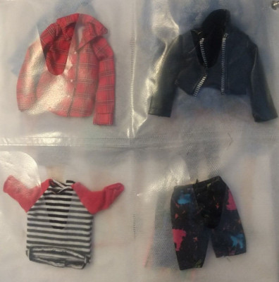Random Lot - 5 Creatable World Clothes & Accessories (fit Barbie & other dolls)
