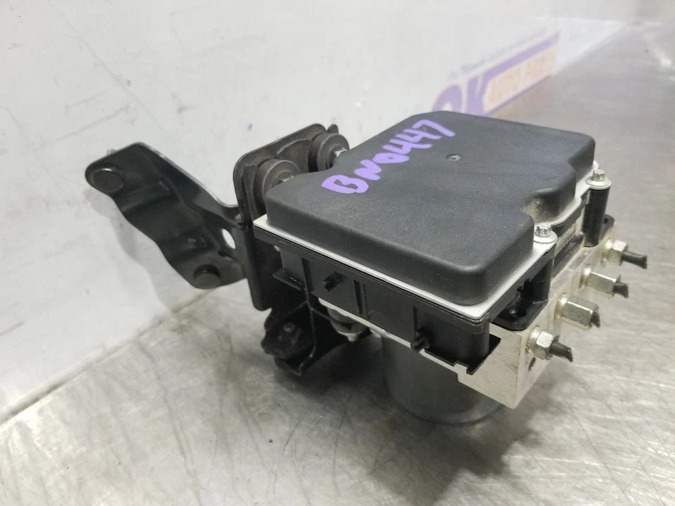 13 2013 Nissan 370Z 3,7 L ABS montaje de bomba de freno antibloqueo Foto 3 de 4