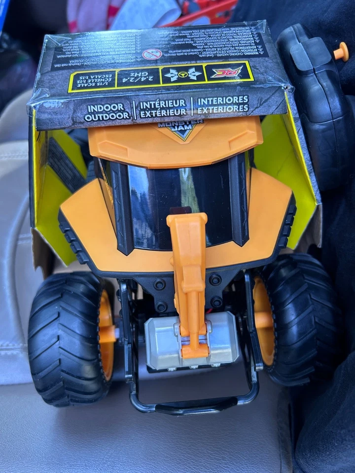 Monster Jam JCB DIGATRON RC Remote Control Truck 1:15 Spin Master - Image 4 of 4