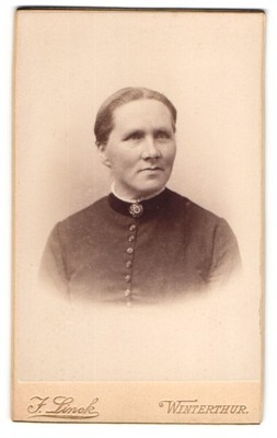 Fotografie J. Linck, Winterthur, Frau im besten Alter im Portrait 