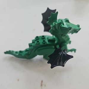 LEGO Vintage Green Dragon Minifigure - Retired 2000 6129c02 black wings