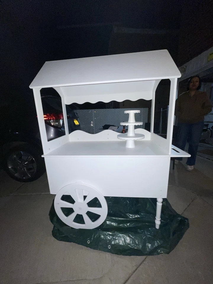 Carro de dulces de vendedor recién montado  Foto 2 de 2