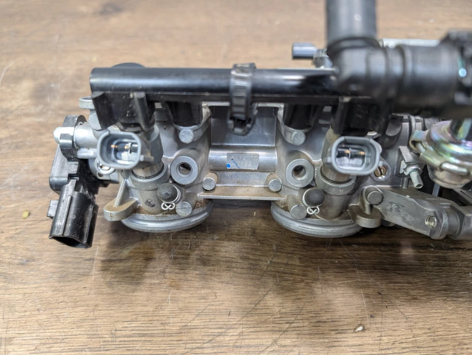 Yamaha FZ10 MT10 2017-2024 OEM CUERPOS DE ACELERADOR INYECTORES DE COMBUSTIBLE - B67-13750-12-00 Foto 3 de 4