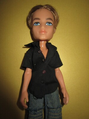 B-540) ALTE MÄNNLICHE BRATZ DOLL MGA ENTERTAINMENT ZWEI TEILE KLEIDUNG+SCHUHE