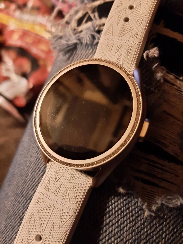 Reloj inteligente Michael Kors Gen5 oro rosa con banda blanca  Foto 4 de 4