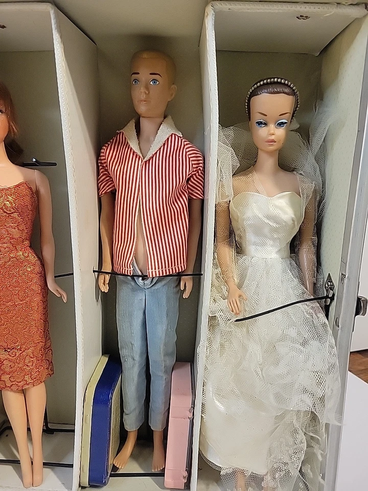 Estuches Barbie vintage 1961 y 1964 con muñecas y toneladas de accesorios ¡Guau!!!!!! Foto 2 de 4