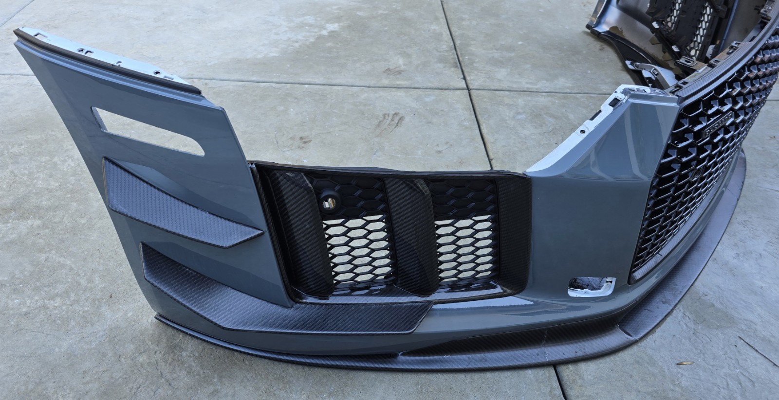 2015-2018 AUDI R8 FRONT BUMPER COVER ASSEMBLY W/ GRILLES WHITE DAMAGED CARBON 
