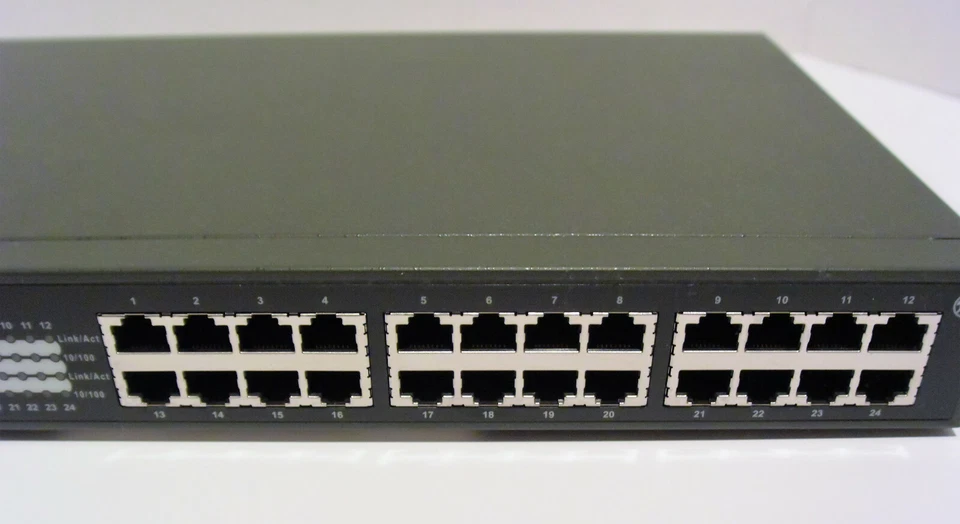 SMC Networks 24-Port EZ Switch 10/100Mbps Model SMC-EZ 1024DT Ethernet Hub Unit  - Image 3 of 4