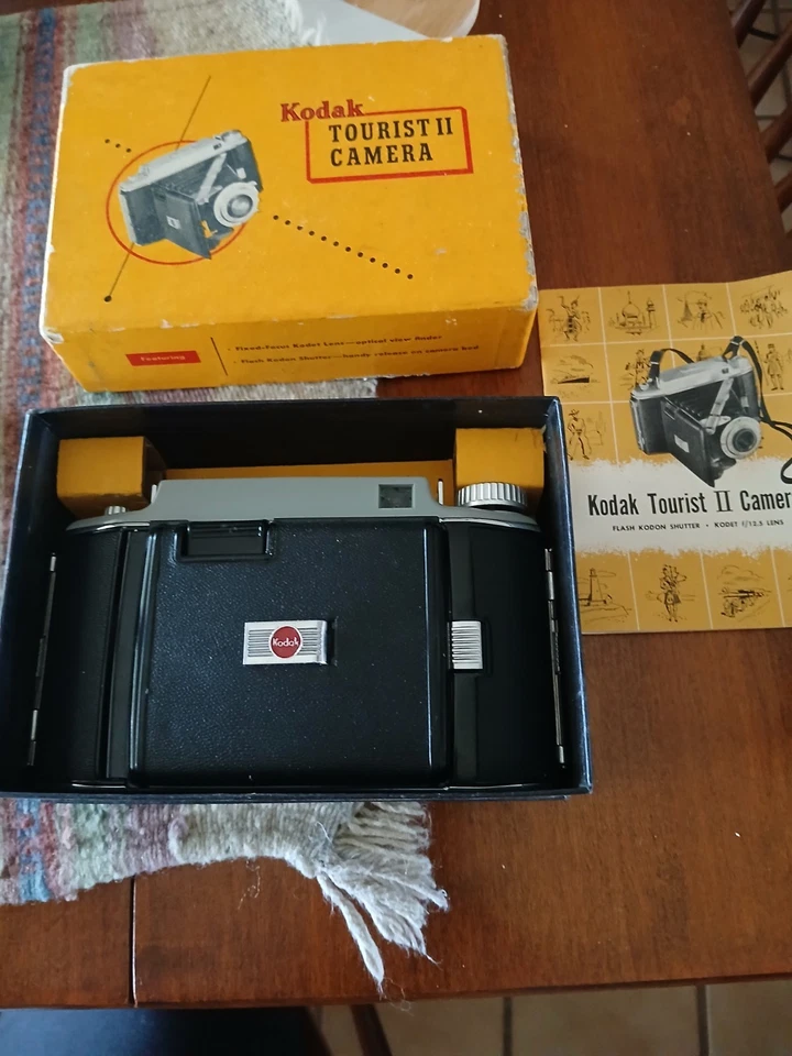 Cámara plegable Kodak Tourist II vintage años 50 usada y usada con caja Foto 2 de 4