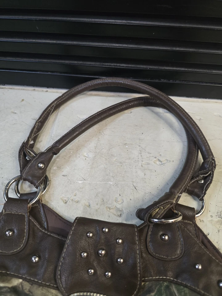 Bolso de mano Realtree camuflado con hebilla y detalles plateados Foto 4 de 4