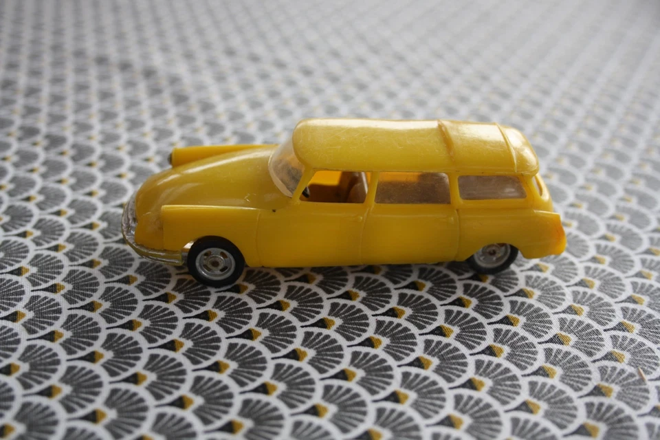 Voiture miniature Clé Clément Gaget Citroën DS 19 Break  Jaune 1/48 Réf N° 33 - Photo 2/4