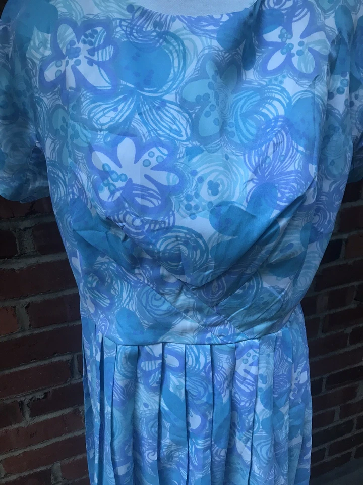 Vestido de día vintage años 60 azul floral cóctel plisado fiesta talla 18,5 seda calce acampanado Foto 4 de 4