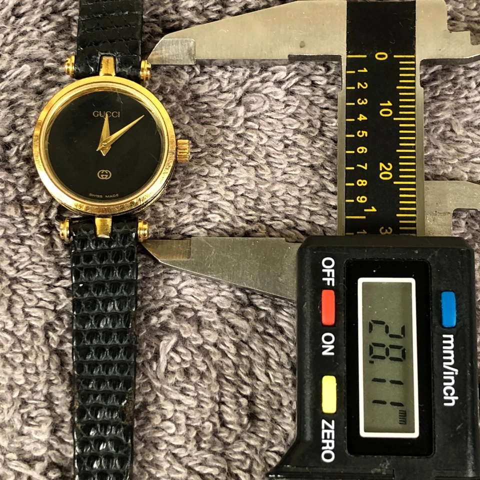 Cuarzo de cuero vintage Gucci para mujer esfera negra para piezas de reloj o reparación solamente Foto 4 de 4