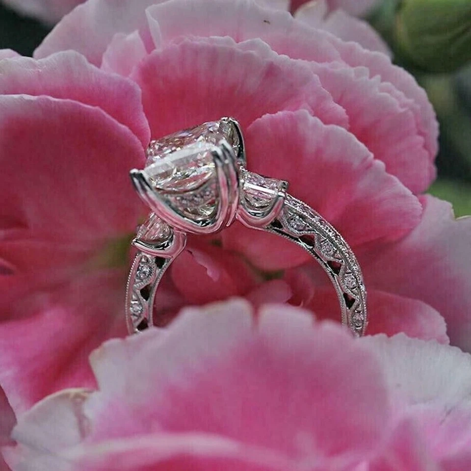 Anillo de compromiso de tres piedras Princesa Moissanita enchapado en oro blanco de 14K 3,39 TCW Foto 3 de 4