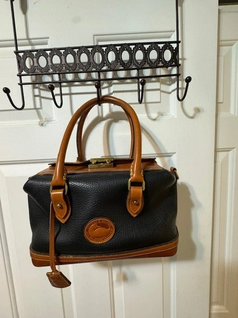 Cartera Doctor Dooney & Bourke AWL de colección - negra/bronceada, marco de latón, pies Foto 2 de 4