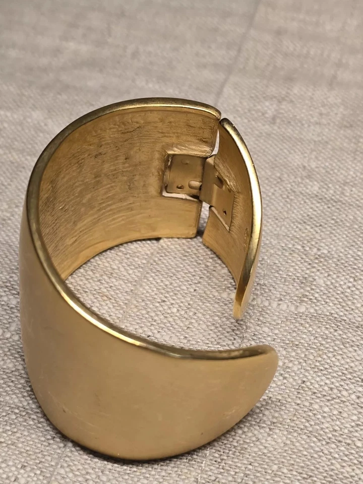 Brazalete brazalete con bisagra de resorte dorado martillado KJL Kenneth Jay Lane Foto 3 de 3