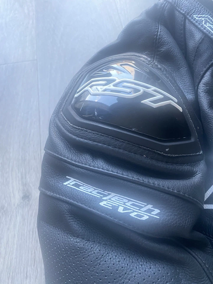 Lightly Used Men's Black RST S1 CE Full Leather Motorbike Jacket Size Medium - Image 3 of 4