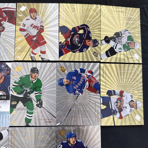 Lote de 27 cartas de parche de hockey paralelo Panini de cubierta superior numeradas en serie RC 2024-25 - Imagen 3 de 7