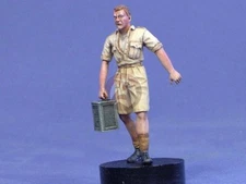 Resicast 1/35 British Sodier Tanker Walking with Flimsy North Africa WWII 355647