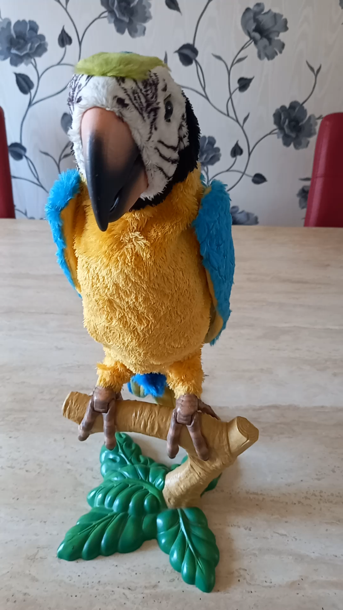 RARE Furreal Friend Squawkers McCaw Talking Parrot with Remote