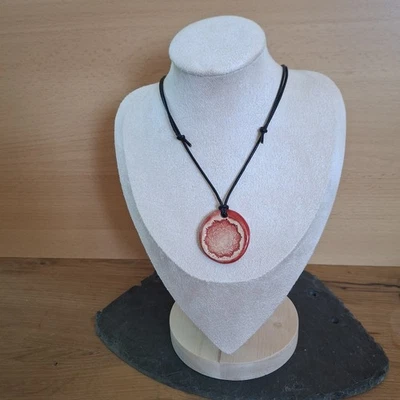 Halskette-schwarzes Echtleder, roter Anhänger, Keramik, Handmadeschmuck - Bild 1 von 2