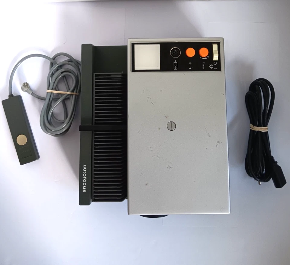 Rollei P350AF Vintage Slide Projector with Remote and Slide Tray Tested *READ* - Image 4 of 4