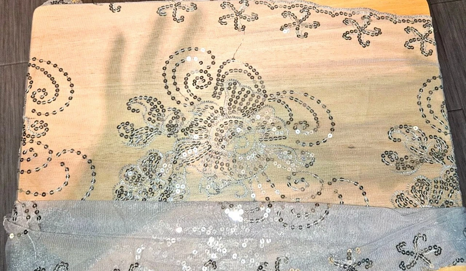 Elegante bufanda de encaje con lentejuelas plateadas vintage con flecos Foto 3 de 4