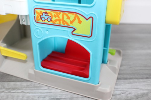 Fisher Price Little People Helpful Neighbors GARAGE RAMP PLAYSET 5 Wheelies Cars - Picture 15 of 18