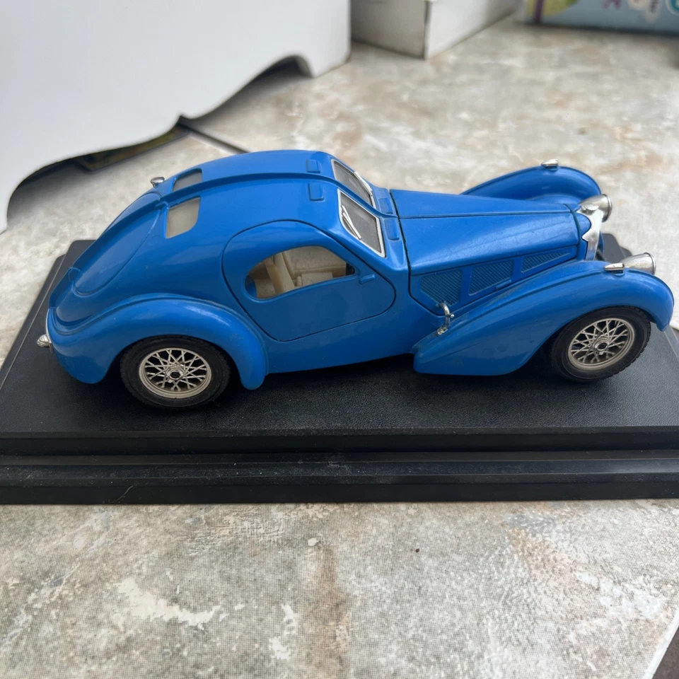BURAGO BUGATTI ATLANTIC (1936) 1:24 Scale Diecast Excellent Condition  - Image 2 of 4