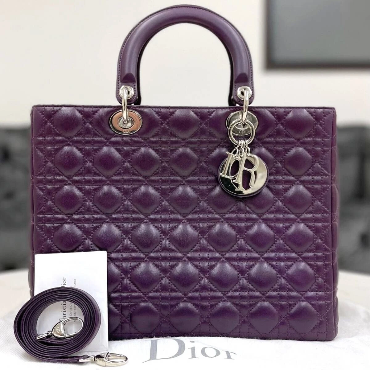 Grand sac à main violet 2 voies CHRISTIAN DIOR Lady Dior peau d'agneau cannage