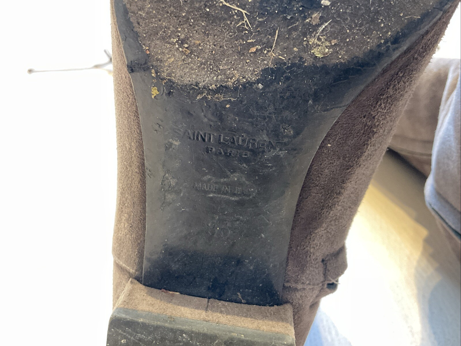 Stivali piatti sopra il ginocchio in camoscio tortora Saint Laurent taglia 36