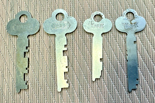 35+ Vintage Yale & Towne MFG. Co. Multiple Style Keys Rare Lot: - Picture 10 of 17