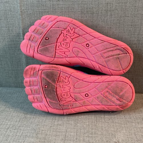 Zapatos de agua Newtz para niños talla 9/10 rosa y azul ballenas - desgaste - Imagen 9 de 9