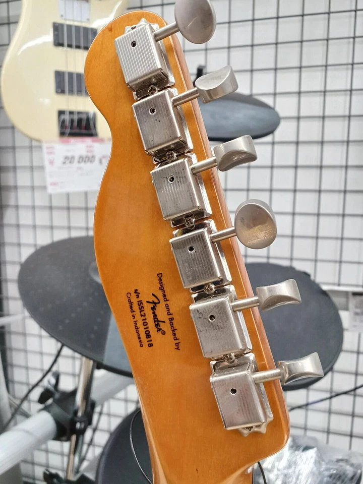 SQUIER CLASSIC VIBE BARÍTONO PERSONALIZADO T Usado Cuerpo OTAN Cuello Arce con Estuche Suave Foto 3 de 4