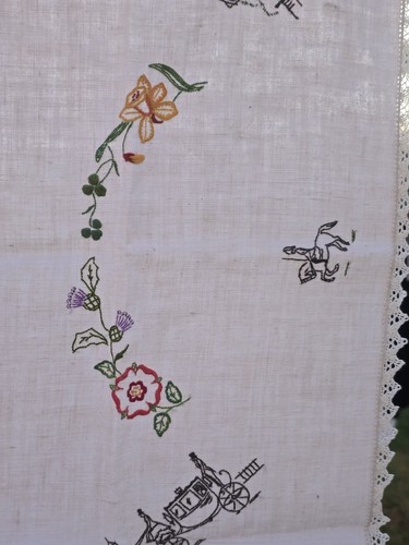 EMBROIDERED TABLECLOTH 85CM X 85CM APPROX IN GOOD ORDER - Picture 6 of 8