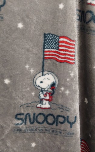 Manta Peanuts Snoopy Berkshire 53"x 68" 1er Beagle en la Luna Bandera de EE. UU. - Imagen 4 de 8