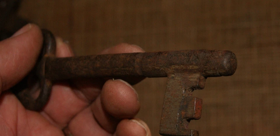 CLÉ ANCIENNE (13 cm) XIXe ou XXe - Photo 3/3