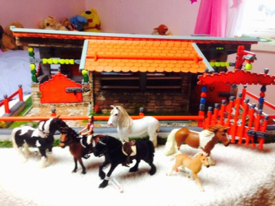Schleich Pferde Pferdestall Schmiede Futter und Sattelkammer 