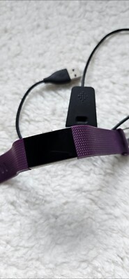 Fitbit Charge lila Uhr verstellbares Armband und voll funktionsfähiges Ladegerät. 