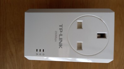 TP-Link AV200 Powerline Adapter mit AC-Durchgang, plus 1 Kabel.