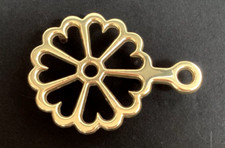 VINTAGE BRASS TRIVET BALDWIN SHELBURNE MUSEUM CIRCLE OF HEARTS DESIGN