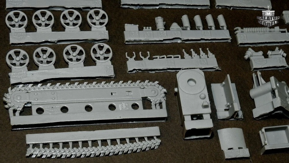 BALATON MODELL BM3589 - TRATTORE SOVIETICO BT-74 Macchina troncatrice RESIN KIT - Immagine 4 di 4