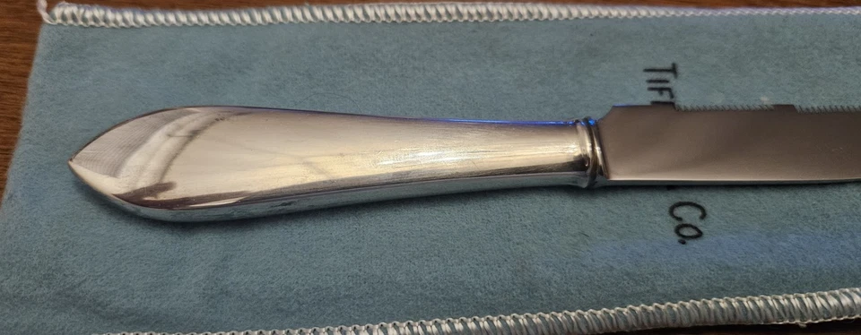 CUCHILLO DENTADO TIFFANY & CO. FANEUIL PLATA ESTERLINA ¡PERO TENGO UN TOTAL DE CUATRO! Foto 4 de 4