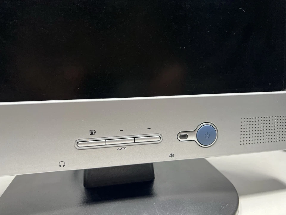 COMPAQ FP5315 15" LCD VGA Monitor | Tested and Working Desktop PC- W/ All Cords - Image 2 of 4