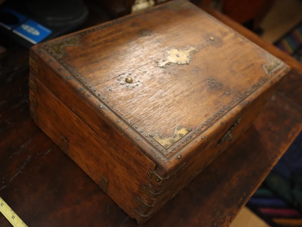 Inglês George I início do século 18. Caddy de chá antigo de latão de madeira ajustado em C, caixa. - Imagem 2 de 4