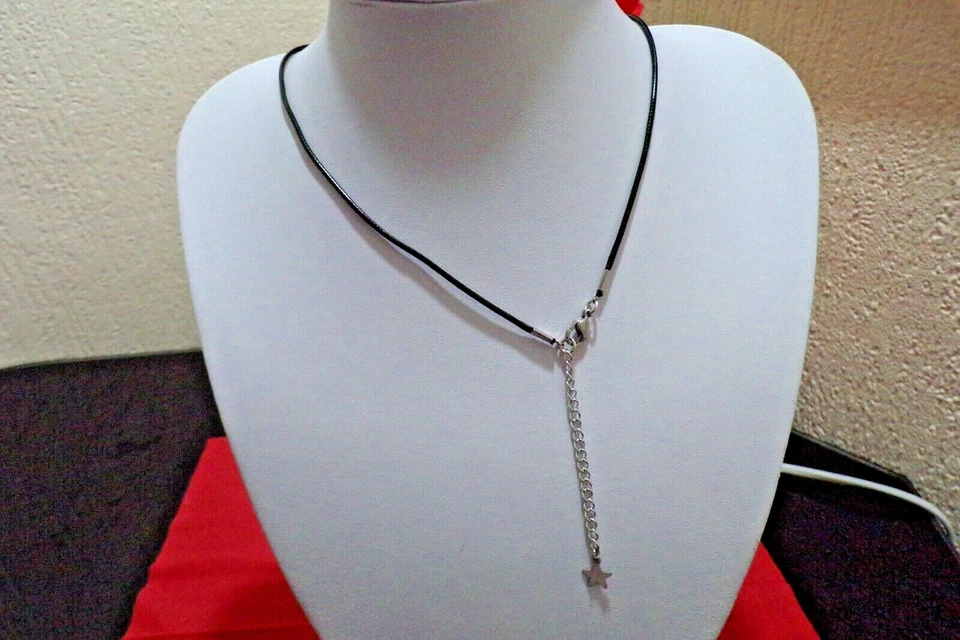 LADIES BLACK LEATHER CORD CHOKER NECKLACE WITH EMERALD GREEN RHINESTONE CHARM — 第 3/3 张图片