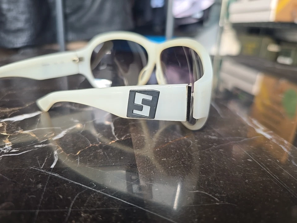 Gafas de sol Fendi para mujer blancas hechas en Italia falta pieza lateral Foto 3 de 4