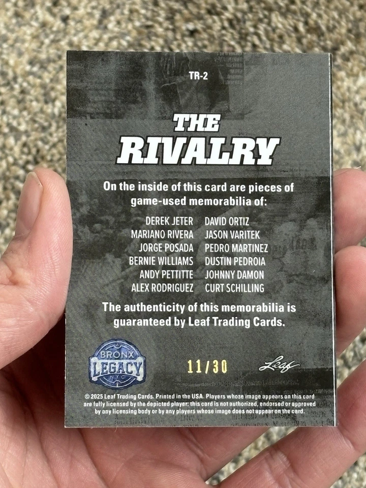Folleto de rivalidad de los Medias Rojas de los Yankees/30 parche de 12 jugadores tarjeta reliquia Jeter Ortiz Foto 4 de 4