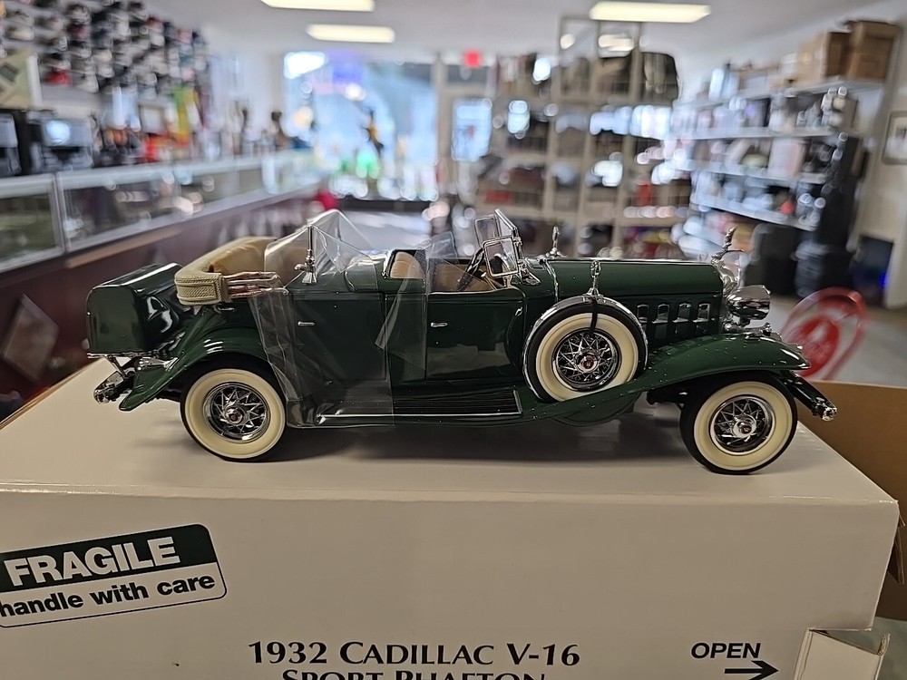 New Danbury Mint 1:24 green 1932 Cadillac V-16 Sport Phaeton